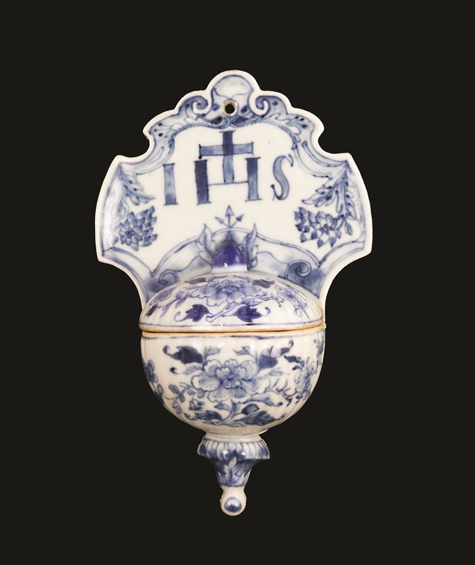A chinese export porcelain blue and white stoupe or holy water container | MasterArt